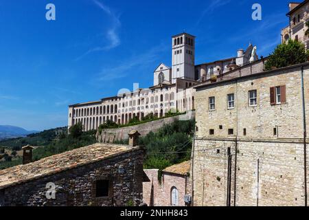 Vue de l'extérieur de l'imposante basilique de San Francesco à Assise Banque D'Images