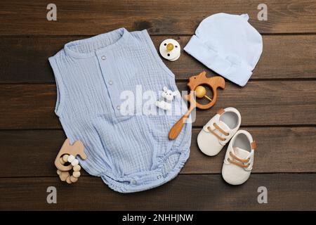 Composition de la nappe avec vêtements et accessoires pour bébé sur une table en bois Banque D'Images