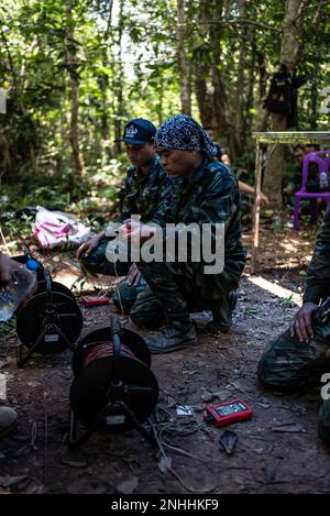 Royal Thai Armed Forces SM1 Sarawut Parung, un étudiant en élimination d'explosifs du Centre d'action antimines de Thaïlande avec l'unité d'action antimines humanitaire 1, se prépare à lancer sa charge lors d'un cours de niveau 3 de l'EOD de l'HMA à la zone d'entraînement de la région du Roi de Ta Mor dans la province de Surin, en Thaïlande, le 29 juillet 2022. La Royal Thai et les Forces armées américaines travaillent ensemble pour former les étudiants de l’ACGA au niveau 3 de la fin de la journée afin de développer une capacité de la fin de la journée pour aider l’ACGA à se libérer des mines terrestres. Ce partenariat est aligné avec les États-Unis Le Programme d’action humanitaire contre les mines du ministère de la Défense, qui aide les pays partenaires à toucher Banque D'Images