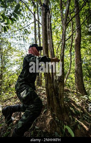 Royal Thai Armed Forces SM1 Yingyong Tilarak, un étudiant en élimination d'explosifs du Centre d'action antimines de Thaïlande, avec l'unité d'action antimines humanitaire 1, effectue une traction à distance lors d'un cours de niveau 3 de l'EOD de l'HMA à la zone d'entraînement de la RI de Ta Mor dans la province de Surin, en Thaïlande, le 29 juillet 2022. La Royal Thai et les Forces armées américaines travaillent ensemble pour former les étudiants de l’ACGA au niveau 3 de la fin de la journée afin de développer une capacité de la fin de la journée pour aider l’ACGA à se libérer des mines terrestres. Ce partenariat est aligné avec les États-Unis Le Programme d’action humanitaire contre les mines du ministère de la Défense, qui aide les pays partenaires touchés par l Banque D'Images