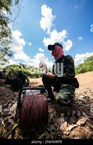 Forces armées royales thaïlandaises SM1 Yingyong Tilarak, un étudiant en élimination d'explosifs du Centre d'action antimines de Thaïlande, avec l'unité d'action antimines humanitaire 1, interroge le commandant sur place lors d'un cours de niveau 3 de l'EOD de l'HMA à la zone d'entraînement du Roi de Ta Mor dans la province de Surin, Thaïlande, le 29 juillet 2022. La Royal Thai et les Forces armées américaines travaillent ensemble pour former les étudiants de l’ACGA au niveau 3 de la fin de la journée afin de développer une capacité de la fin de la journée pour aider l’ACGA à se libérer des mines terrestres. Ce partenariat est aligné avec les États-Unis Le Programme d’action humanitaire contre les mines du ministère de la Défense, qui aide les pays partenaires à l’exploitation des mines Banque D'Images