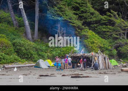 Camping de groupe sur la plage Shi Shi dans le parc national olympique, État de Washington, États-Unis [pas de version du modèle, licence éditoriale uniquement] Banque D'Images