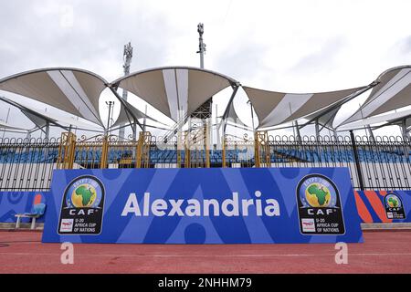 Égypte, Alexandrie - 21 février 2023 - Vue générale du stade d'Alexandrie et du panneau de la CAF lors de la coupe d'Afrique des nations TotalEnergies de moins de 20 ans Banque D'Images