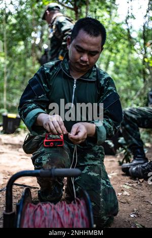 Forces armées royales thaïlandaises SM1 Yutthana Saengsuriya, un étudiant en élimination d'explosifs du Centre d'action antimines de Thaïlande, avec l'unité d'action antimines humanitaire 4, se prépare à engager sa charge lors d'un cours de niveau 3 de l'EOD de l'HMA dans la zone d'entraînement de Ta Mor ROI, dans la province de Surin, en Thaïlande, le 29 juillet 2022. La Royal Thai et les Forces armées américaines travaillent ensemble pour former les étudiants de l’ACGA au niveau 3 de la fin de la journée afin de développer une capacité de la fin de la journée pour aider l’ACGA à se libérer des mines terrestres. Ce partenariat est aligné avec les États-Unis Le Programme d’action humanitaire contre les mines du ministère de la Défense, qui aide les pays partenaires Banque D'Images