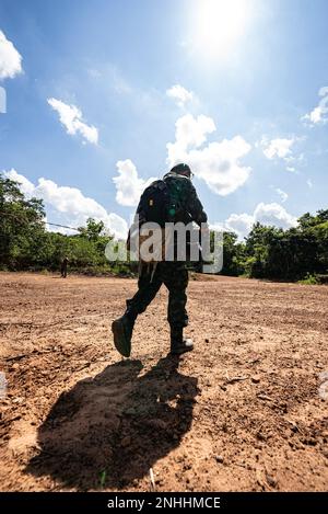 Royal Thai Armed Forces SM1 Pichai Pangot, un étudiant en élimination d'explosifs du Centre d'action antimines de Thaïlande avec l'unité humanitaire d'action antimines TMAC, déballe le fil de tir lors d'un cours HMA EOD de niveau 3 à la zone d'entraînement de Ta Mor ROI dans la province de Surin, Thaïlande, 29 juillet 2022. La Royal Thai et les Forces armées américaines travaillent ensemble pour former les étudiants de l’ACGA au niveau 3 de la fin de la journée afin de développer une capacité de la fin de la journée pour aider l’ACGA à se libérer des mines terrestres. Ce partenariat est aligné avec les États-Unis Le Programme d’action humanitaire contre les mines du ministère de la Défense, qui aide les pays partenaires touchés par le réseau local Banque D'Images