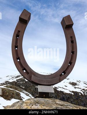 Vue sur un fer à cheval chanceux depuis le tramway aérien Loen Skylift au départ de Mt. Hoven au-dessus du Nordfjord à Stryn, Norvège. Banque D'Images