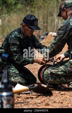 Royal Thai Armed Forces SM1 Uthon Namsuwan, un étudiant en élimination d'explosifs du Centre d'action antimines de Thaïlande avec l'unité d'action antimines humanitaire 3, prépare des outils lors d'un cours de niveau 3 de l'EOD de l'HMA à la zone d'entraînement de Ta Mor ROI dans la province de Surin, en Thaïlande, le 29 juillet 2022. La Royal Thai et les Forces armées américaines travaillent ensemble pour former les étudiants de l’ACGA au niveau 3 de la fin de la journée afin de développer une capacité de la fin de la journée pour aider l’ACGA à se libérer des mines terrestres. Ce partenariat est aligné avec les États-Unis Le Programme d’action humanitaire contre les mines du ministère de la Défense, qui aide les pays partenaires touchés par les mines terrestres, Banque D'Images