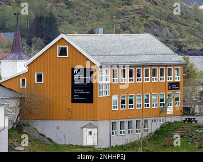 Centre d'accueil du parc national de Lofotodden dans la ville de Reine, village de pêcheurs de Moskenesøya dans l'archipel de Lofoten, en Norvège. Banque D'Images