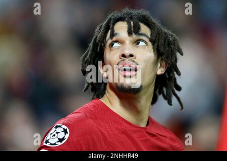 Liverpool, Royaume-Uni. 21st févr. 2023. Trent Alexander-Arnold, de Liverpool, regarde le tableau de bord. Ligue des champions de l'UEFA, manche du match de 16 1st jambes, Liverpool contre Real Madrid, au stade Anfield de Liverpool, le mardi 21st février 2023. Cette image ne peut être utilisée qu'à des fins éditoriales. Utilisation éditoriale uniquement, licence requise pour une utilisation commerciale. Aucune utilisation dans les Paris, les jeux ou les publications d'un seul club/ligue/joueur. photo par Chris Stading/Andrew Orchard sports Photography/Alamy Live News crédit: Andrew Orchard sports Photography/Alamy Live News Banque D'Images