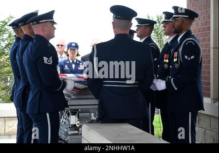 Le Sgt. Chef-maître JoAnn Bass, le dix-neuvième Sgt. Chef-maître de la Force aérienne, Regarde comme la garde d'honneur des États-Unis a posé un drapeau américain sur le rôle du sixième Sgt. Principal de l'AF James M. McCoy pendant sa célébration homegoing tenue au cimetière national d'Omaha 29 juillet. Le chef McCoy a été le sixième sergent-chef de la Force aérienne de 1979 à 1981. Banque D'Images