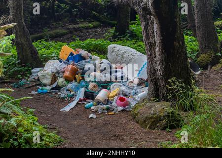 Les ordures de plage recueillies par des bénévoles sur la plage Shi Shi dans le parc national olympique, État de Washington, États-Unis Banque D'Images