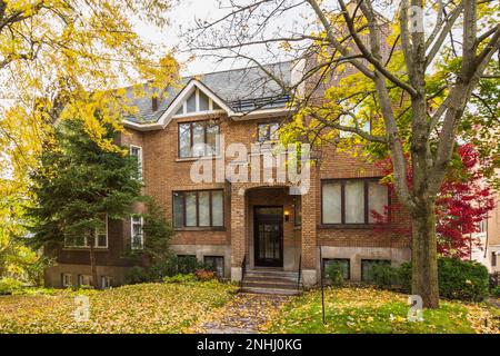 1924 traditionnel de deux étages en briques clowed semi-détaché style maison façade en automne. Banque D'Images