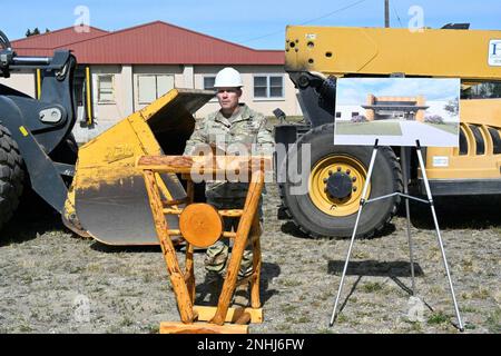 Le commandant de la garnison de fort Wainwright, le colonel Nate Surrey, fait des remarques lors de la cérémonie d'inauguration du nouveau Centre d'activités communautaires 29 juillet. Le centre de remise en forme et de loisirs comprend une aire de jeux intérieure, un centre de conditionnement physique familial, une piste de bowling, des aires de jeux électroniques et traditionnels, ainsi que des restaurants et des boissons. Il est prévu pour s'ouvrir au printemps 2024. (Photo de Grant Sattler, Bureau des affaires publiques de fort Wainwright) Banque D'Images