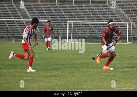 Inde. 21st févr. 2023. Action des joueurs de hockey de la Calcutta Hockey League, 2023 à Kolkata. (Credit image: © Suraranjan Nandi/Pacific Press via ZUMA Press Wire) USAGE ÉDITORIAL SEULEMENT! Non destiné À un usage commercial ! Banque D'Images