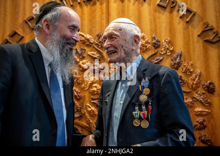 Le rabbin Tuvia Teldon (à gauche) félicite son père, U.S. Corps de l'armée de l'air 1st le lieutenant Gerald Teldon, à la retraite, pour son service honorable de pilote sur 29 juillet 2022, au Centre Chabad pour la vie et l'apprentissage juifs, San Antonio, Texas. Teldon, né dans le Bronx, dans l'État de New York, en 1924, est entré dans l'armée en 1944. Il a effectué 62 missions pendant la Seconde Guerre mondiale et la guerre de Corée. Le lieutenant-colonel Andrew Stein, commandant de l'escadron de soutien des opérations 502nd, présidait les officiers. Les prix remis à Teldon sont les suivants : la Médaille de l'air; la Médaille de la campagne américaine; la Médaille de la campagne européenne – africaine – Moyen-Orient; la première Guerre mondiale Banque D'Images