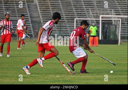 Inde. 21st févr. 2023. Action des joueurs de hockey de la Calcutta Hockey League, 2023 à Kolkata. (Credit image: © Suraranjan Nandi/Pacific Press via ZUMA Press Wire) USAGE ÉDITORIAL SEULEMENT! Non destiné À un usage commercial ! Banque D'Images