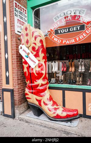 Bottes de cowboy surdimensionnées exposées devant un magasin sur une broardway dans le centre-ville de Nashville, Tennessee Banque D'Images