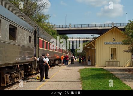 Akron, OH, Etats-Unis - 15 septembre 2022 : les passagers et l'équipage d'un train panoramique de la vallée de Cuyahoga se détendent lors d'un arrêt à la gare d'Akron Northside, Th Banque D'Images