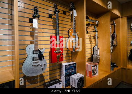 guitares à vendre dans la boutique de cadeaux du musée de musique country Banque D'Images