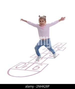 Jolie petite fille jouant le hopscotch sur fond blanc Banque D'Images