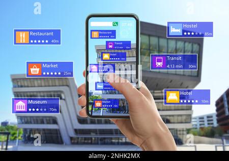 Tourisme utilisant l'application de guide en ligne sur smartphone pour la navigation en ville, de gros plan. Technologie de l'information en réalité augmentée Banque D'Images