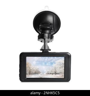 Caméra de tableau de bord de voiture moderne avec photo de la route enneigée à l'écran sur fond blanc Banque D'Images