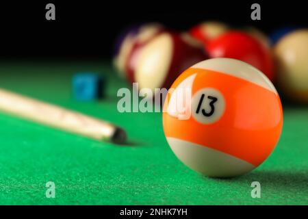 Boule de billard avec numéro 13 sur table verte, gros plan. Espace pour le texte Banque D'Images