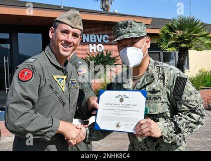 220729-N-AS200-6102 POINT MUGU, CALIFORNIE (29 juillet 2022) – le capitaine Robert Kimnach, commandant de la base navale du comté de Ventura (NBCV), à gauche, remet un prix de fin de tournée au lieutenant Cmdr. Yoon Choi, aumônier, NBCV 29 juillet 2022. NBCV est une installation navale stratégiquement située composée de trois installations d'exploitation : point Mugu, Port Hueneme et l'île San Nicolas. NBCV est le siège des Seabees du Pacifique, des Hawkees E-2C de la côte ouest, de 3 centres de guerre et de 80 locataires. Banque D'Images