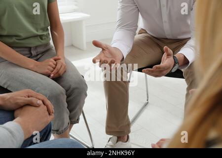 Psychothérapeute travaillant avec un groupe de personnes toxicomanes à la séance de thérapie, en gros plan Banque D'Images