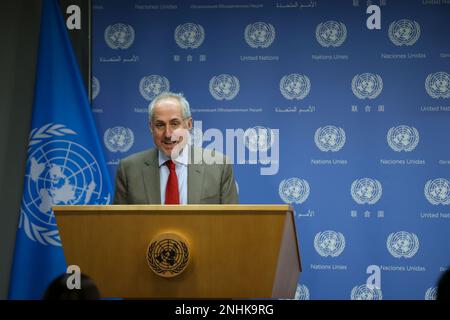 New York, Estados Unidos. 21st févr. 2023. Stéphane Dujarric, porte-parole du Secrétaire général de l'Organisation des Nations Unies, António Guterres, s'entretient avec Mme Ghada Eltahir Mudawi, Directrice adjointe, Division des opérations et du plaidoyer, Bureau de la coordination des affaires humanitaires (OCHA), qui fera rapport à distance de Gaziantep, La Turquie sur la situation humanitaire en Turquie et en Syrie à la suite du tremblement de terre qui a eu lieu mardi au siège de l'ONU à New York. fair, 21. (Photo: William Volcov) crédit: Brésil photo Press/Alay Live News Banque D'Images