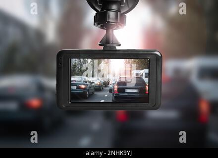 Caméra de tableau de bord moderne montée dans la voiture, vue sur la route pendant la conduite Banque D'Images