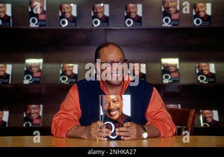 Quincy Jones à la signature de livre pour son livre Q à Beverly Hills, CA Banque D'Images