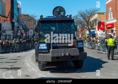 Véhicule de police blindé à la parade de la Saint Patrick à Boston, Massachusetts, États-Unis. Banque D'Images