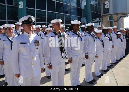 FORT LAUDERDALE, Floride (30 juillet 2022) l'équipage de l'USS fort Lauderdale (LPD 28) se trouve dans les rangs lors de la cérémonie de mise en service du navire. Le LPD 28 est le quai d'atterrissage amphibie de classe San Antonio de 12th qui entre dans la flotte et le premier porte le nom de la ville de fort Lauderdale. Banque D'Images