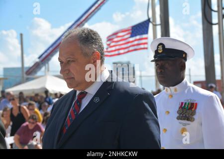 FORT LAUDERDALE, Floride (30 juillet 2022) le secrétaire de la Marine Carlos Del Toro (à gauche) et le chef de commandement James Magee attendent d'être présentés lors de la mise en service de l'USS fort Lauderdale (LPD 28). Le LPD 28 est le quai d'atterrissage amphibie de classe San Antonio de 12th qui entre dans la flotte et le premier porte le nom de la ville de fort Lauderdale. Banque D'Images