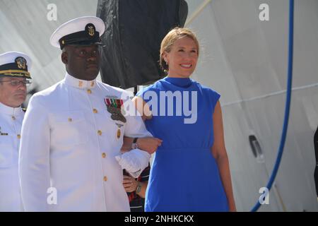 FORT LAUDERDALE, Floride (30 juillet 2022) le chef de commandement James Magee de l’USS fort Lauderdale (LPD 28) escorte le parrain du navire Meredith A. Berger à la plate-forme pendant la cérémonie de mise en service du navire. Le LPD 28 est le quai d'atterrissage amphibie de classe San Antonio de 12th qui entre dans la flotte et le premier porte le nom de la ville de fort Lauderdale. Banque D'Images