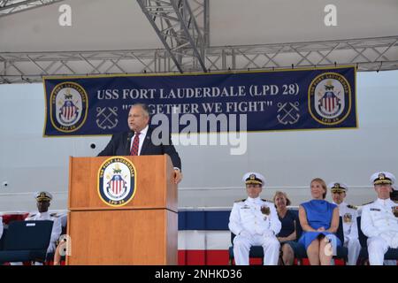 FORT LAUDERDALE, Floride (30 juillet 2022) le secrétaire de la Marine, l'honorable Carlos Del Toro, prononce un discours lors de la mise en service de l'USS fort Lauderdale (LPD 28). Le LPD 28 est le quai d'atterrissage amphibie de classe San Antonio de 12th qui entre dans la flotte et le premier porte le nom de la ville de fort Lauderdale. Banque D'Images