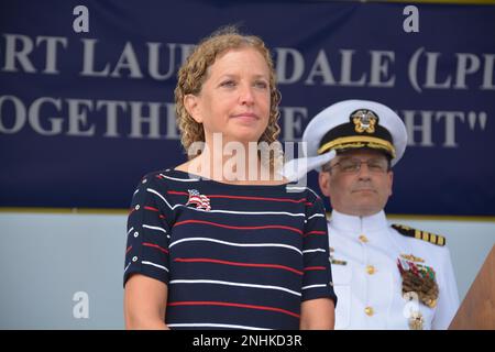 FORT LAUDERDALE, Floride (30 juillet 2022) Debbie Wasserman Schultz, membre du Congrès de Floride, est présentée lors de la mise en service de l'USS fort Lauderdale (LPD 28). Le LPD 28 est le quai d'atterrissage amphibie de classe San Antonio de 12th qui entre dans la flotte et le premier porte le nom de la ville de fort Lauderdale. Banque D'Images