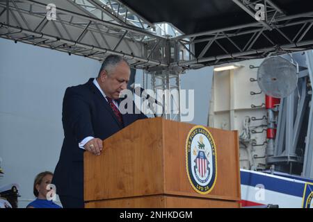 FORT LAUDERDALE, Floride (30 juillet 2022) le secrétaire de la Marine, l'honorable Carlos Del Toro, prononce un discours lors de la cérémonie de mise en service de l'USS fort Lauderdale (LPD 28). Le LPD 28 est le quai d'atterrissage amphibie de classe San Antonio de 12th qui entre dans la flotte et le premier porte le nom de la ville de fort Lauderdale. Banque D'Images