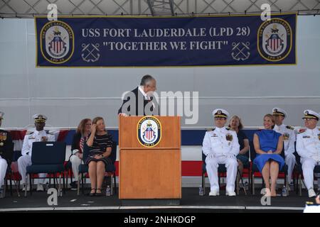 FORT LAUDERDALE, Floride (30 juillet 2022) Secrétaire de la Marine, l'honorable Carlos Del Toro s'adresse au commandant capitaine James A. Quaresimo lors de son discours à la cérémonie de mise en service de l'USS fort Lauderdale (LPD 28). Le LPD 28 est le quai d'atterrissage amphibie de classe San Antonio de 12th qui entre dans la flotte et le premier porte le nom de la ville de fort Lauderdale. Banque D'Images