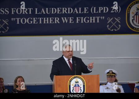 FORT LAUDERDALE, Floride (30 juillet 2022) le secrétaire de la Marine, l'honorable Carlos Del Toro, prononce un discours lors de la cérémonie de mise en service de l'USS fort Lauderdale (LPD 28). Le LPD 28 est le quai d'atterrissage amphibie de classe San Antonio de 12th qui entre dans la flotte et le premier porte le nom de la ville de fort Lauderdale. Banque D'Images