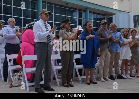 FORT LAUDERDALE, Floride (30 juillet 2022) son Excellence Oksana Markarova, ambassadrice de l’Ukraine aux États-Unis d’Amérique, accompagnée de l’ancien secrétaire de la Marine Ray Mabus (à gauche) et des États-Unis Le général de l'armée Laura J. Richardson, commandant du US Southern Command (au centre), remercie la foule de l'avoir accueillante lors de la cérémonie de mise en service de l'USS fort Lauderdale (LPD 28). Le LPD 28 est le quai d'atterrissage amphibie de classe San Antonio de 12th qui entre dans la flotte et le premier porte le nom de la ville de fort Lauderdale. Banque D'Images