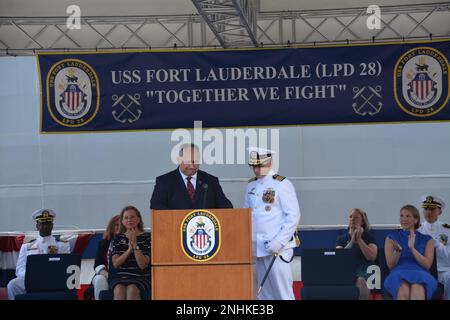 FORT LAUDERDALE, Floride (30 juillet 2022) Secrétaire de la Marine, l'honorable Carlos Del Toro (à gauche) présente le commandant capitaine James Quaresimo lors de la mise en service de l'USS fort Lauderdale (LPD 28). Le LPD 28 est le quai d'atterrissage amphibie de classe San Antonio de 12th qui entre dans la flotte et le premier porte le nom de la ville de fort Lauderdale. Banque D'Images