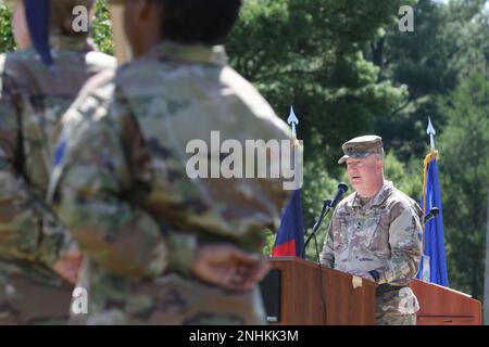 Le général de division Darrell Guthrie, commandant général de la 88th Division de l'état de préparation, parle de ses 37 années de service lors de sa cérémonie de passation de commandement au monument commémoratif du parc des anciens combattants, fort McCoy, Wisconsin, 30 juillet 2022. Banque D'Images