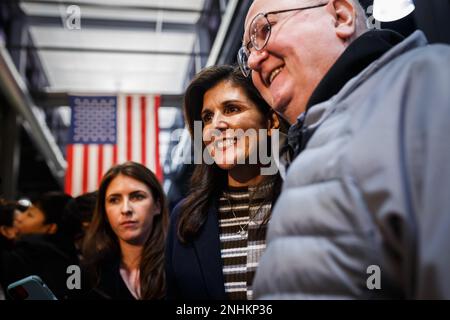 Urbandale, États-Unis. 20th févr. 2023. L'ancienne ambassadrice de l'ONU Nikki Haley pose une photo avec un partisan après avoir annoncé sa candidature à la présidence des États-Unis. Crédit : SOPA Images Limited/Alamy Live News Banque D'Images