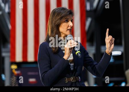 Urbandale, États-Unis. 20th févr. 2023. L'ancienne ambassadrice de l'ONU, Nikki Haley, s'adresse à la foule à la mairie d'Urbandale après avoir annoncé sa candidature à la présidence des États-Unis. Crédit : SOPA Images Limited/Alamy Live News Banque D'Images