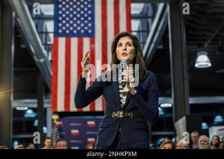 Urbandale, États-Unis. 20th févr. 2023. L'ancienne ambassadrice de l'ONU, Nikki Haley, s'adresse à la foule à la mairie d'Urbandale après avoir annoncé sa candidature à la présidence des États-Unis. (Photo de Greg Hauenstein/SOPA Images/Sipa USA) crédit: SIPA USA/Alay Live News Banque D'Images