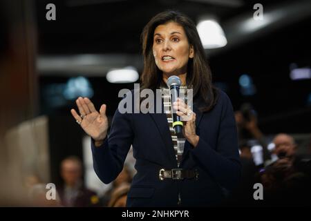 Urbandale, États-Unis. 20th févr. 2023. L'ancienne ambassadrice de l'ONU, Nikki Haley, s'adresse à la foule à la mairie d'Urbandale après avoir annoncé sa candidature à la présidence des États-Unis. (Photo de Greg Hauenstein/SOPA Images/Sipa USA) crédit: SIPA USA/Alay Live News Banque D'Images