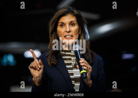 Urbandale, États-Unis. 20th févr. 2023. L'ancienne ambassadrice de l'ONU, Nikki Haley, s'adresse à la foule à la mairie d'Urbandale après avoir annoncé sa candidature à la présidence des États-Unis. (Photo de Greg Hauenstein/SOPA Images/Sipa USA) crédit: SIPA USA/Alay Live News Banque D'Images