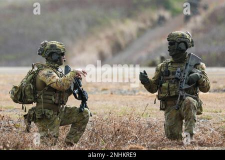 BASE DU CORPS DE LA MARINE HAWAÏ, Hawaï (30 juillet 2022) – le sergent de l’armée australienne Matthew Dominey, à gauche, de Toowoomba, dans le Queensland, et le capitaine de l’armée australienne Connor Stephenson, de Townsville, dans le Queensland, discutent des tactiques lors d’un raid amphibie pour un exercice multinational d’opérations littorales dans le cadre de Rim of the Pacific (RIMPAC) 2022, dans le 30 juillet. Vingt-six nations, 38 navires, trois sous-marins, plus de 170 avions et 25 000 membres du personnel participent au RIMPAC de 29 juin au 4 août dans les îles hawaïennes et dans le sud de la Californie. Le plus grand exercice maritime international au monde, RI Banque D'Images